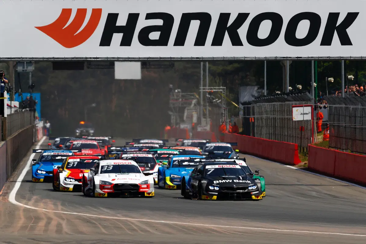 DTM 2019, Sheldon van der Linde centra la sua prima pole (11)