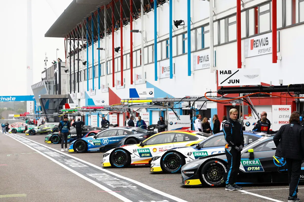 DTM 2019, Sheldon van der Linde centra la sua prima pole (14)