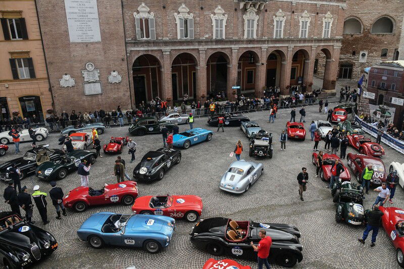 Tantissimi gli appassionati che hanno seguito la corsa e questo museo errante