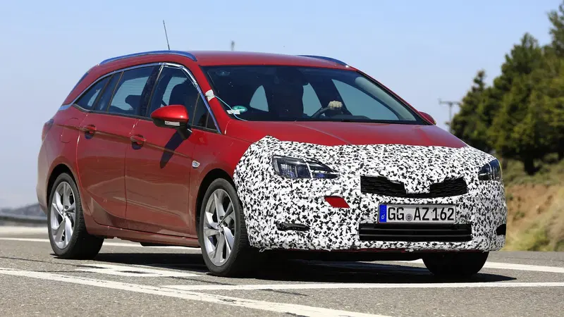 Opel Astra: restyling frontale per la station wagon [Foto spia]