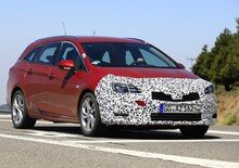 Opel Astra: restyling frontale per la station wagon [Foto spia]