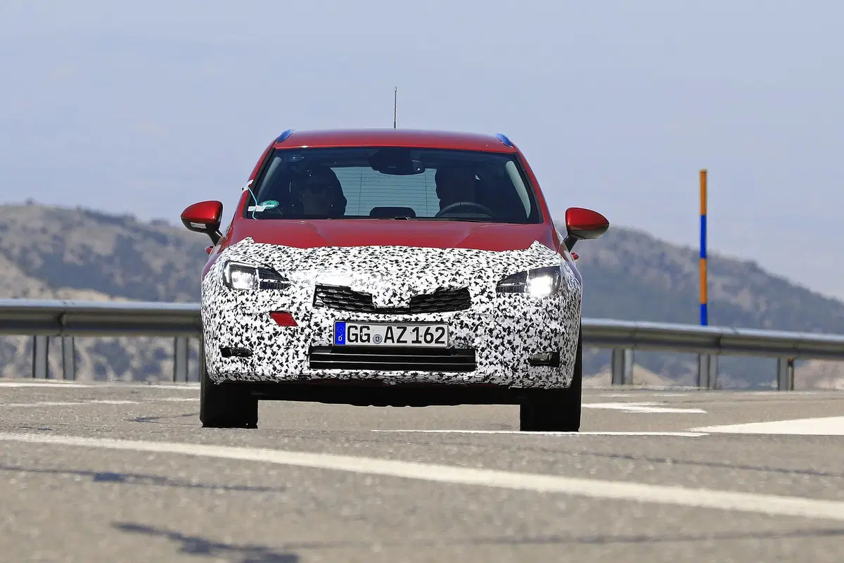 Opel Astra: restyling frontale per la station wagon [Foto spia] (2)