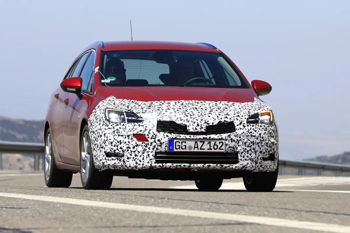 Opel Astra: restyling frontale per la station wagon [Foto spia] (5)