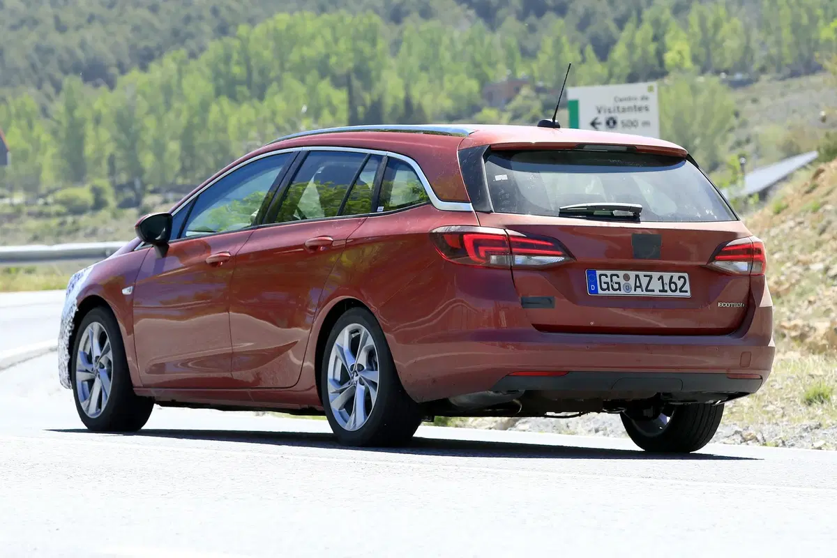Opel Astra: restyling frontale per la station wagon [Foto spia] (8)