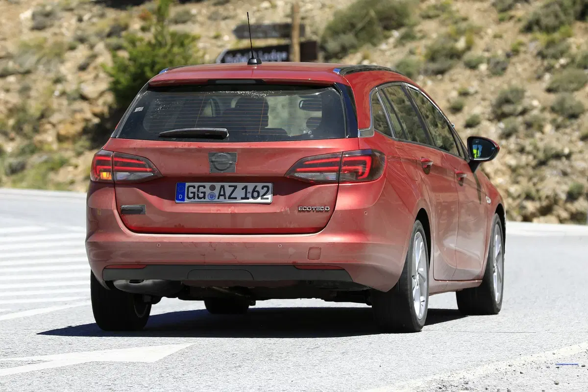 Opel Astra: restyling frontale per la station wagon [Foto spia] (7)