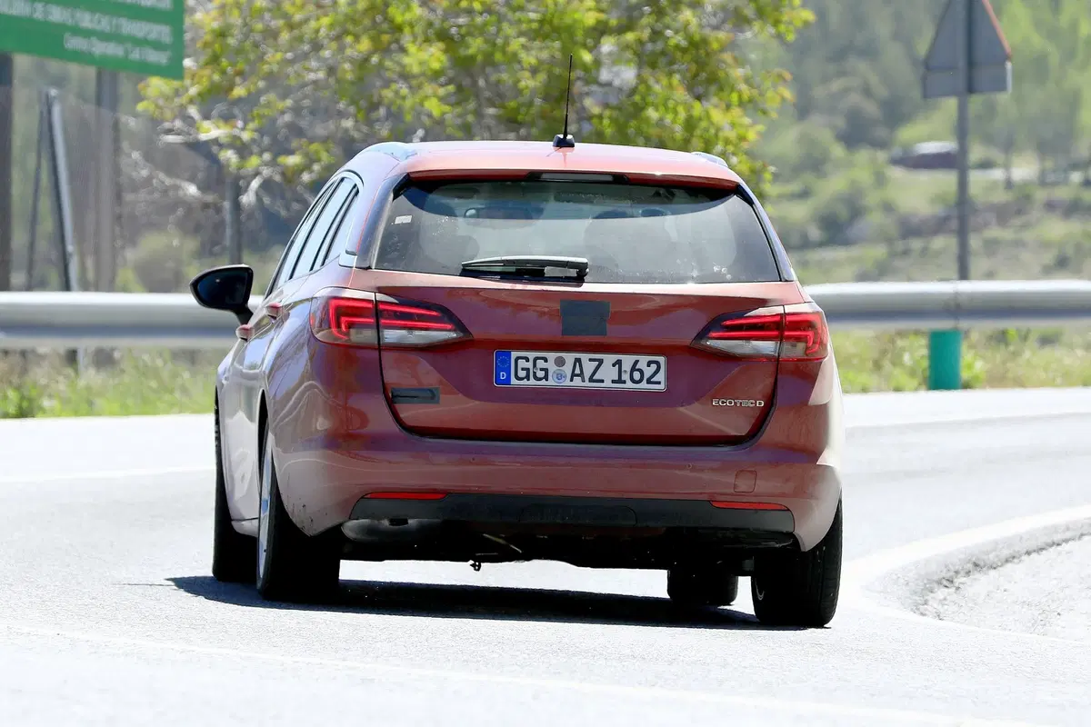 Opel Astra: restyling frontale per la station wagon [Foto spia] (12)