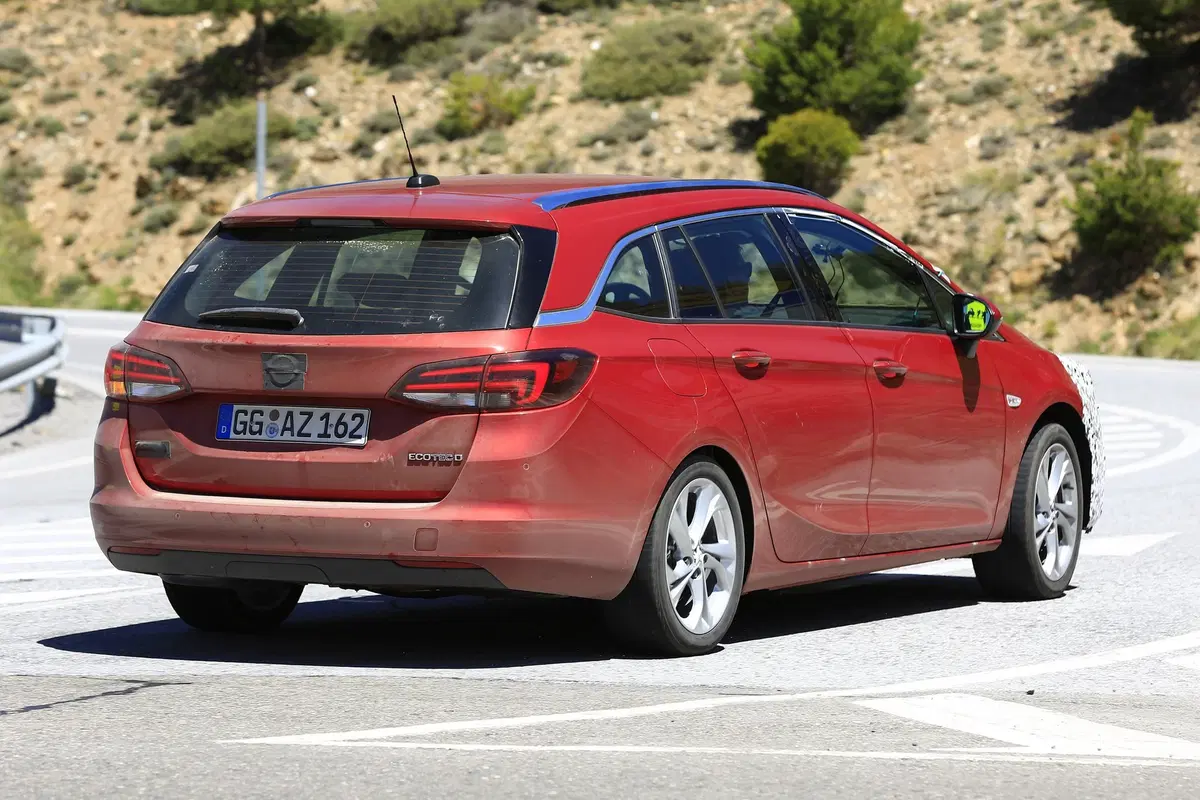 Opel Astra: restyling frontale per la station wagon [Foto spia] (13)
