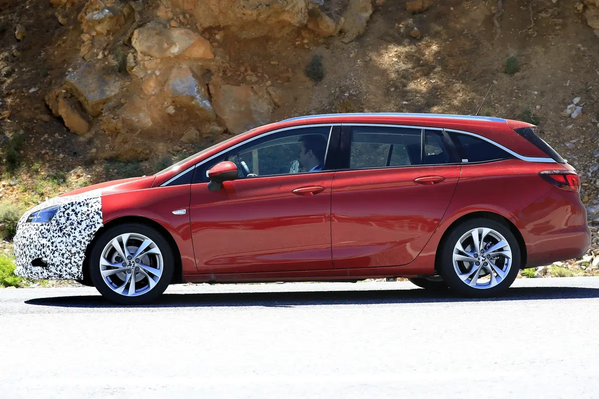 Opel Astra: restyling frontale per la station wagon [Foto spia] (11)