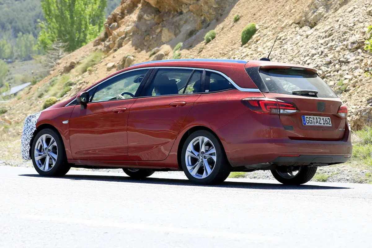 Opel Astra: restyling frontale per la station wagon [Foto spia] (3)