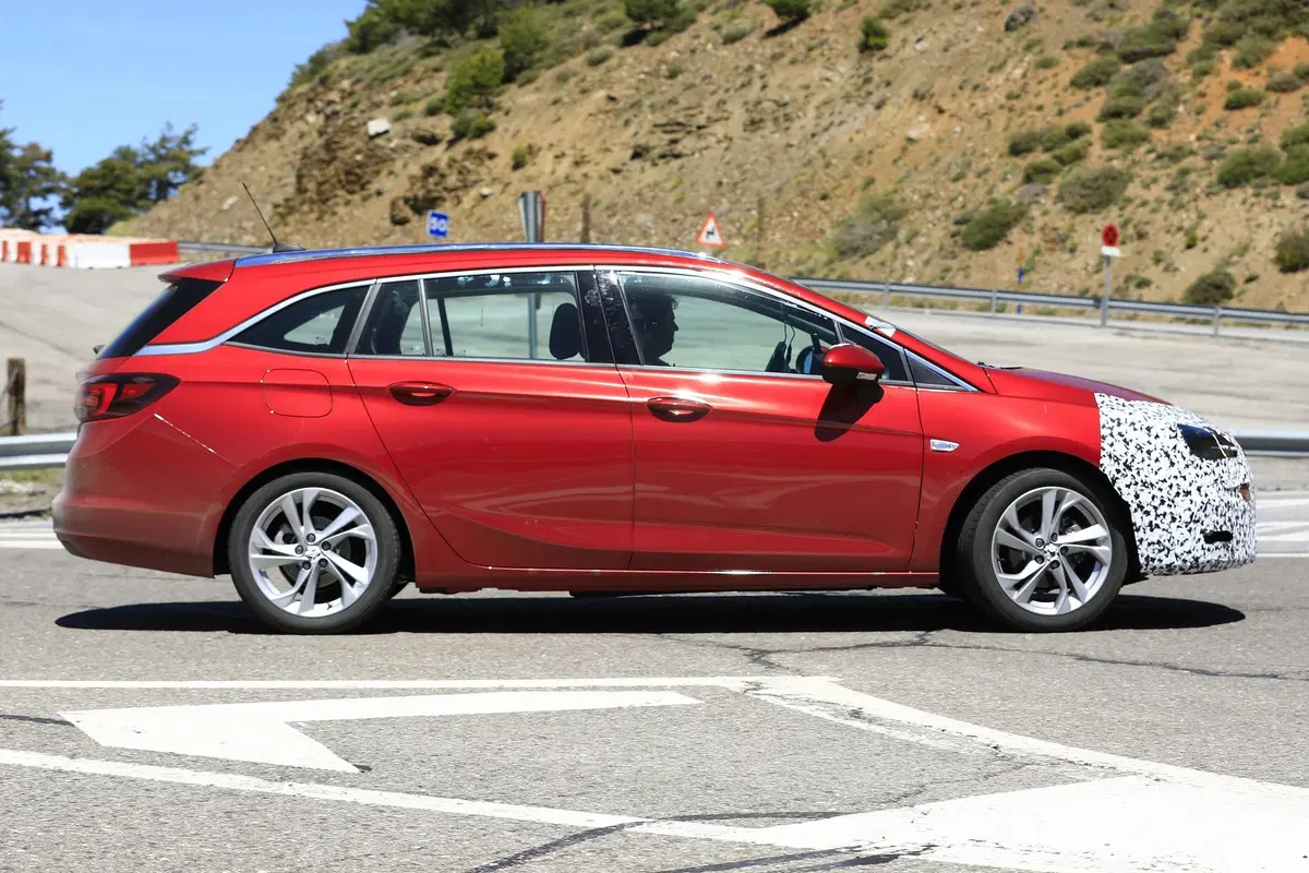 Opel Astra: restyling frontale per la station wagon [Foto spia] (6)