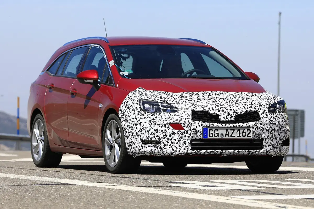 Opel Astra: restyling frontale per la station wagon [Foto spia] (14)