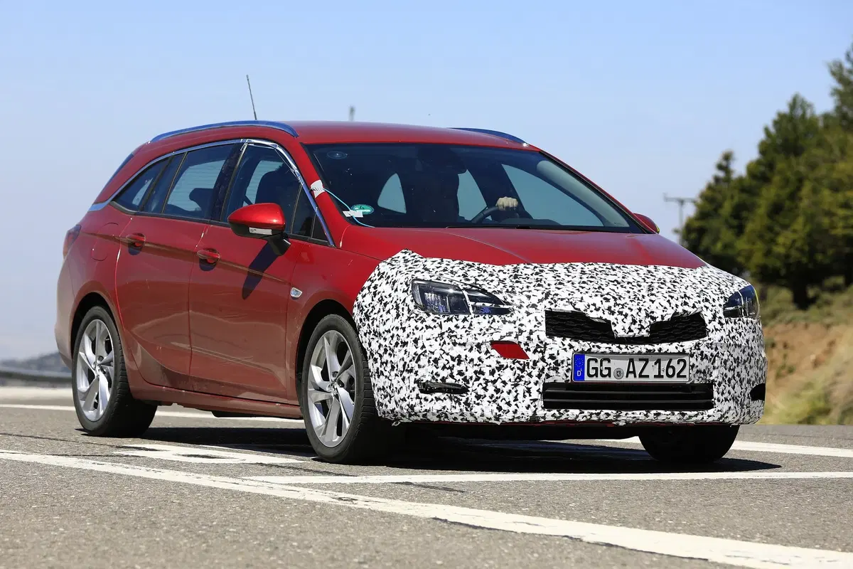 Opel Astra: restyling frontale per la station wagon [Foto spia] (4)