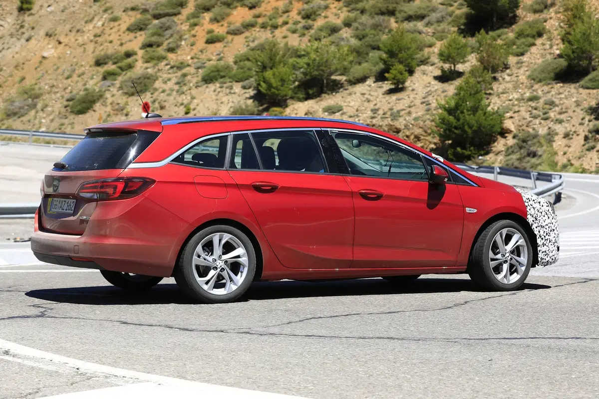 Opel Astra: restyling frontale per la station wagon [Foto spia] (16)