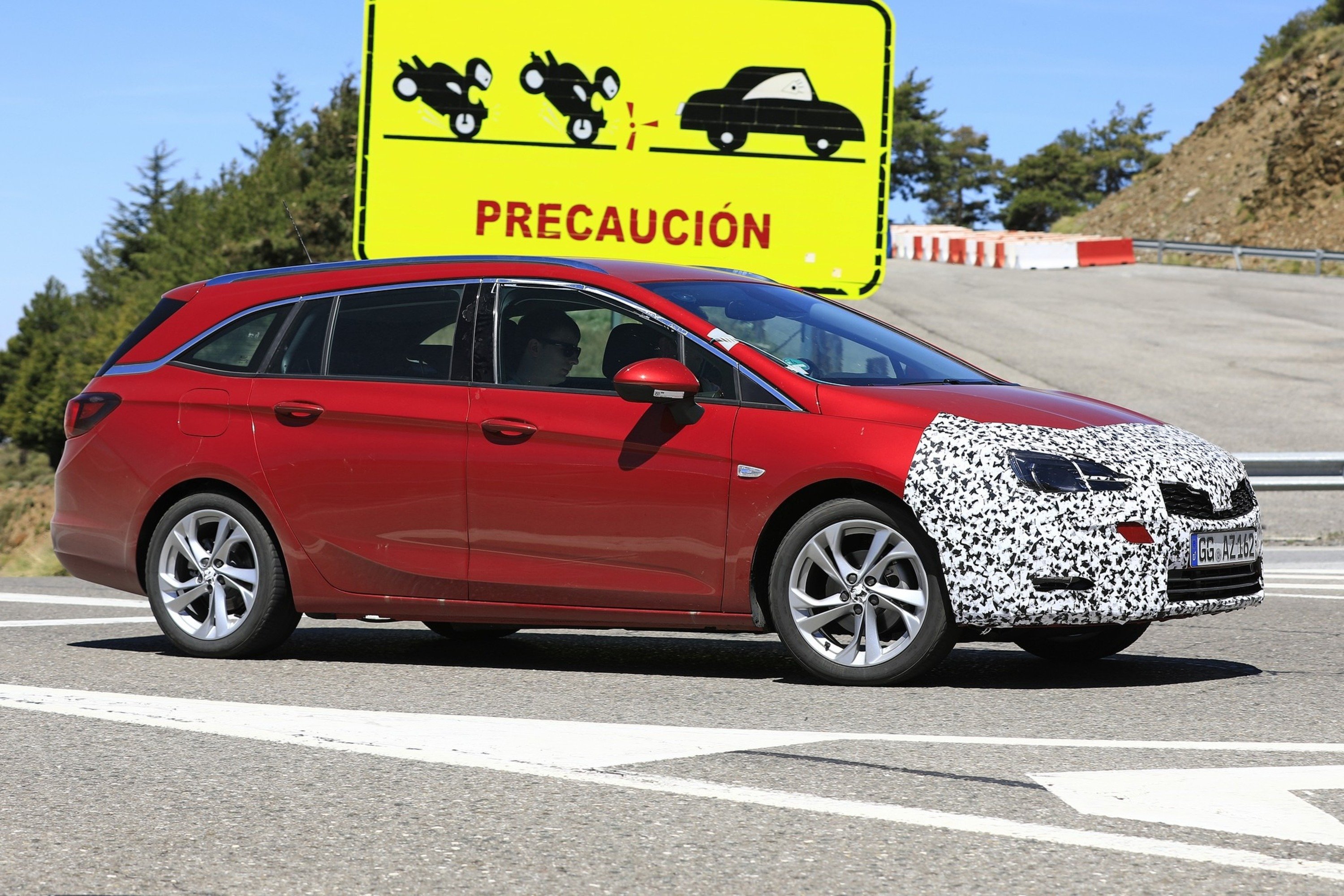 Opel Astra: restyling frontale per la station wagon [Foto spia]