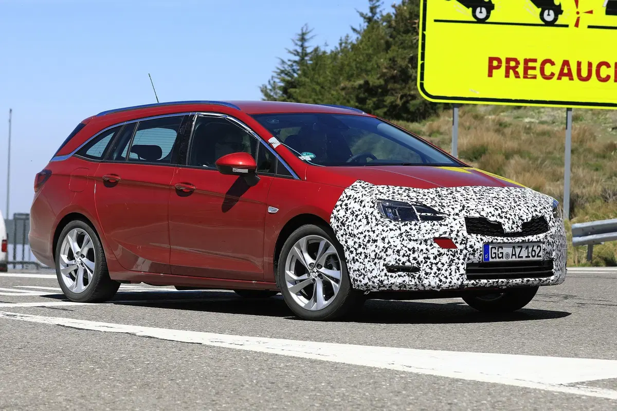 Opel Astra: restyling frontale per la station wagon [Foto spia] (9)