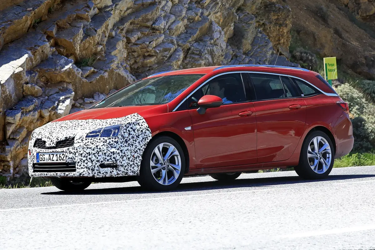 Opel Astra: restyling frontale per la station wagon [Foto spia] (17)