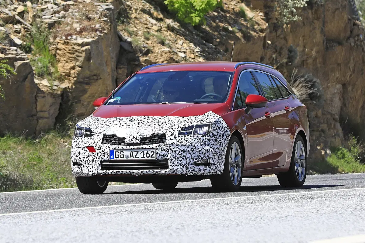 Opel Astra: restyling frontale per la station wagon [Foto spia] (10)