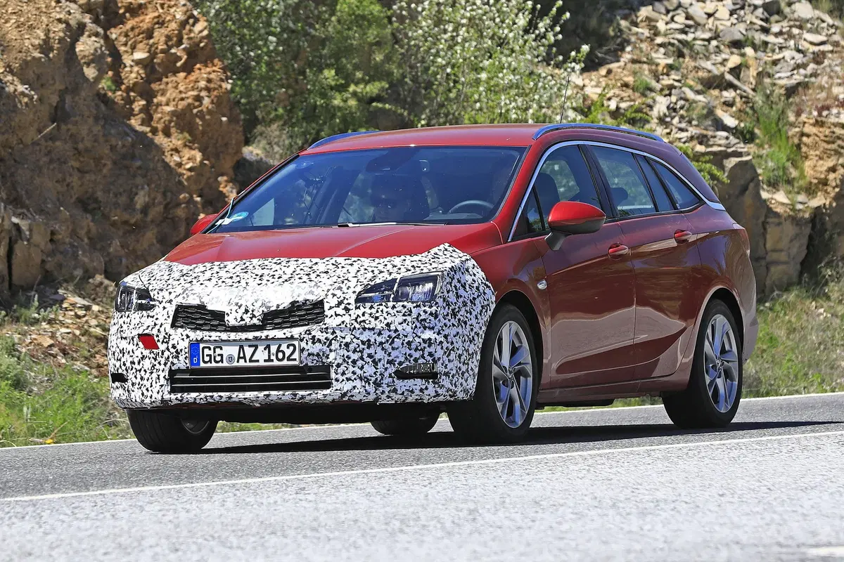 Opel Astra: restyling frontale per la station wagon [Foto spia] (15)