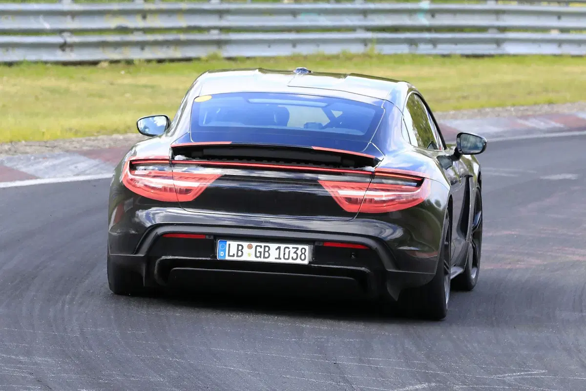 Porsche Taycan: l’elettrica in azione al Nürburgring [Foto spia] (4)
