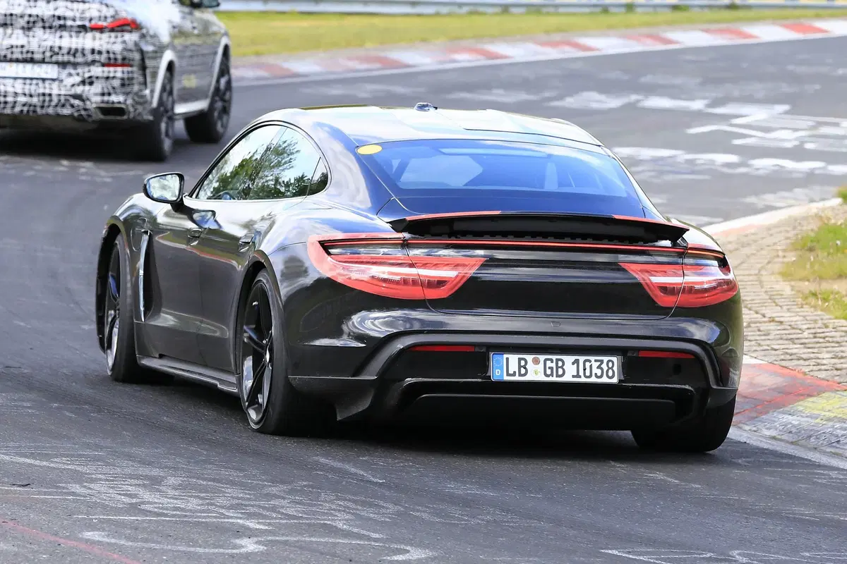 Porsche Taycan: l’elettrica in azione al Nürburgring [Foto spia] (2)