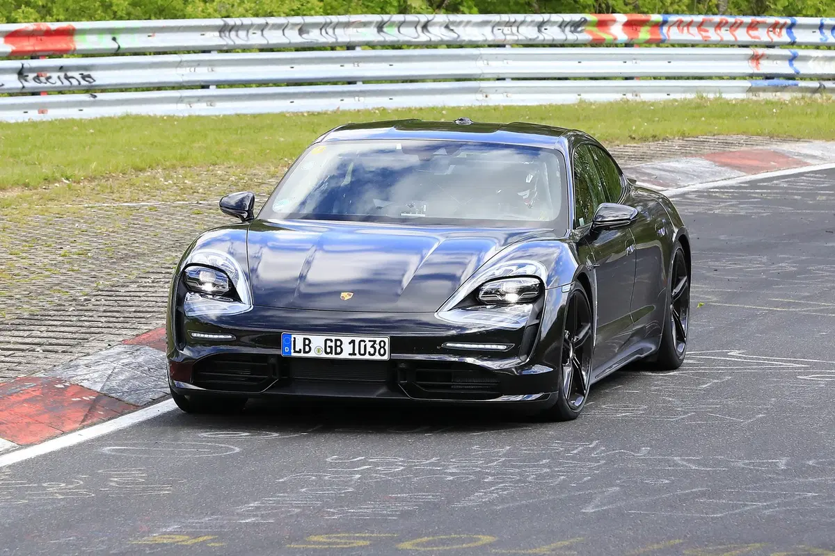Porsche Taycan: l’elettrica in azione al Nürburgring [Foto spia] (5)