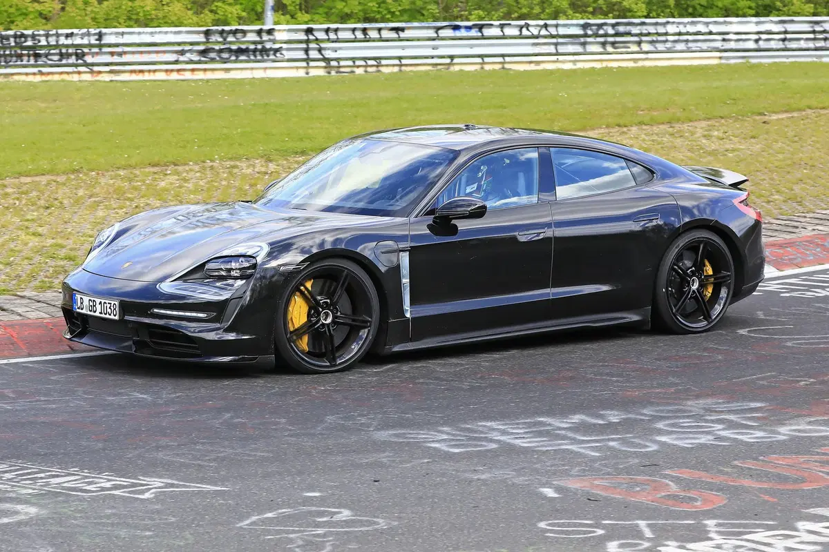 Porsche Taycan: l’elettrica in azione al Nürburgring [Foto spia] (3)