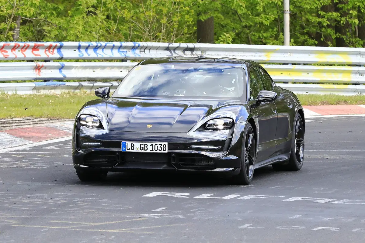 Porsche Taycan: l’elettrica in azione al Nürburgring [Foto spia] (6)