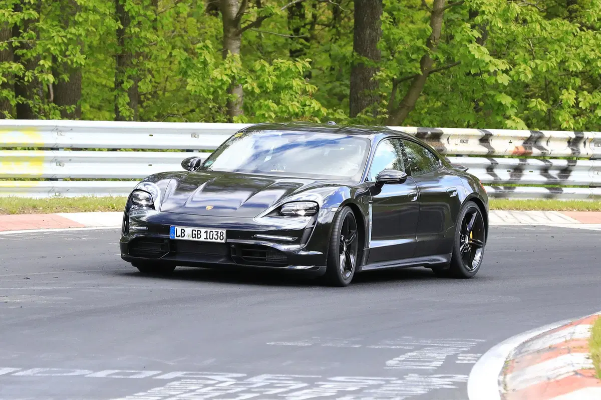 Porsche Taycan: l’elettrica in azione al Nürburgring [Foto spia] (8)