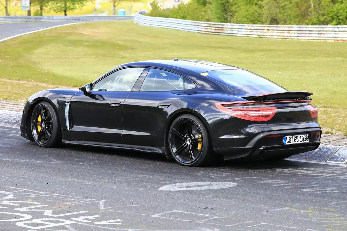 Porsche Taycan: l’elettrica in azione al Nürburgring [Foto spia] (7)