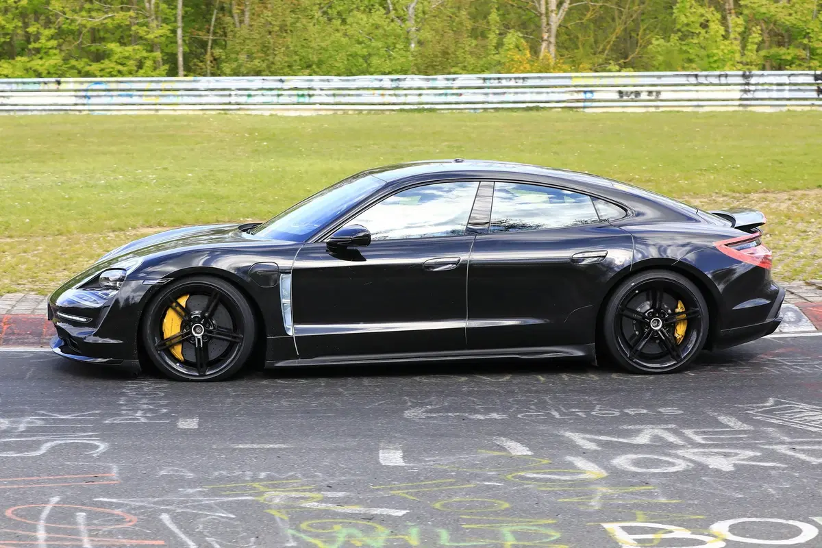 Porsche Taycan: l’elettrica in azione al Nürburgring [Foto spia] (9)