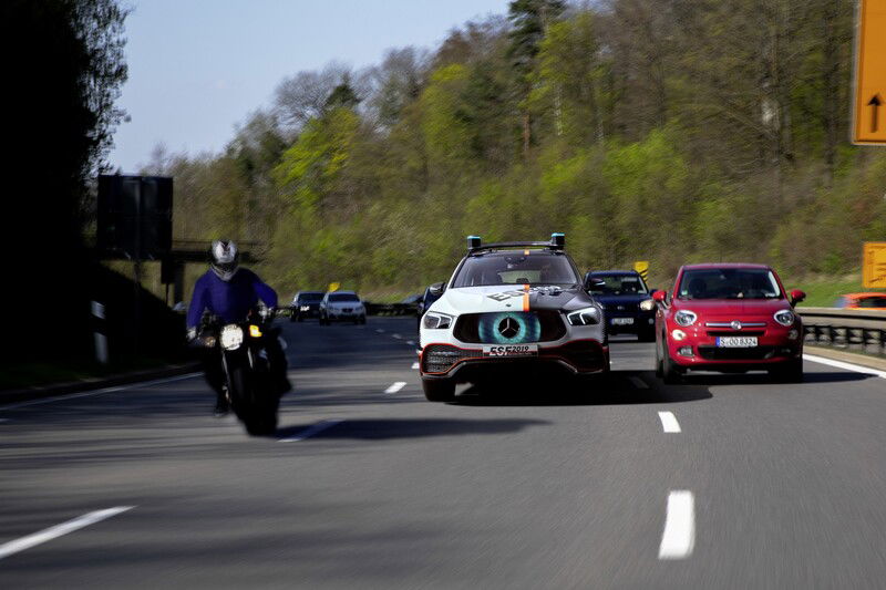 La Mercedes ESF 2019 in mezzo al traffico