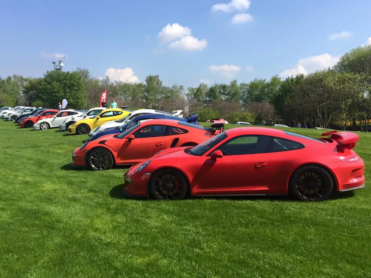 Cars & Coffee, le supercar più sensazionali della storia insieme per un raduno [Video]