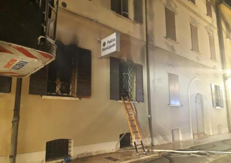 Mirandola, d&agrave; fuoco al comando della Polizia Municipale. Due morti