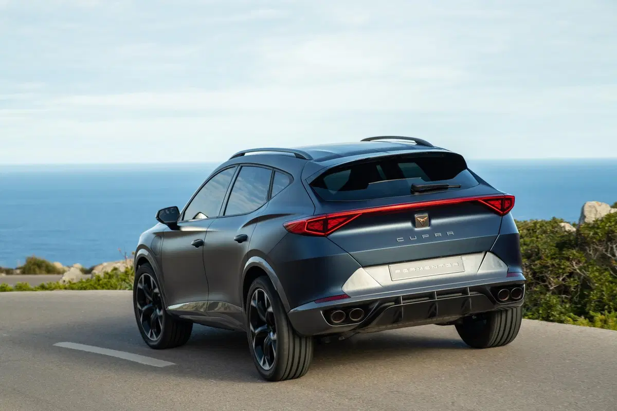 Cupra Formentor: le prime foto del SUV ibrido in strada (2)