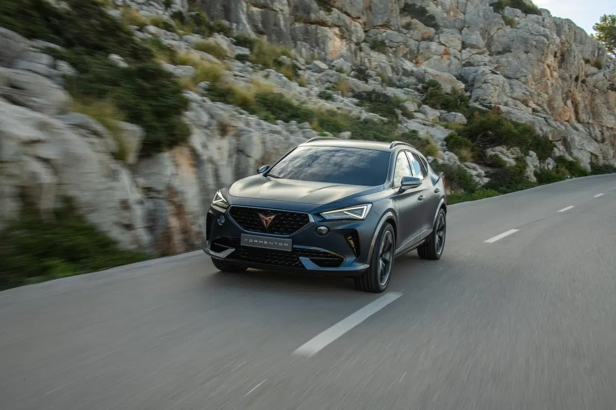 Cupra Formentor: le prime foto del SUV ibrido in strada (6)