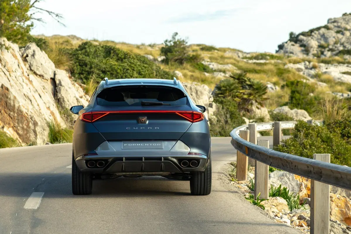 Cupra Formentor: le prime foto del SUV ibrido in strada (4)