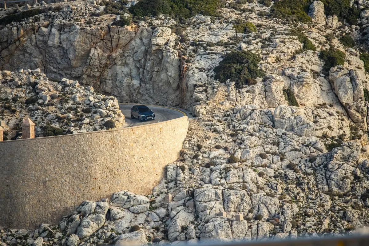 Cupra Formentor: le prime foto del SUV ibrido in strada (8)