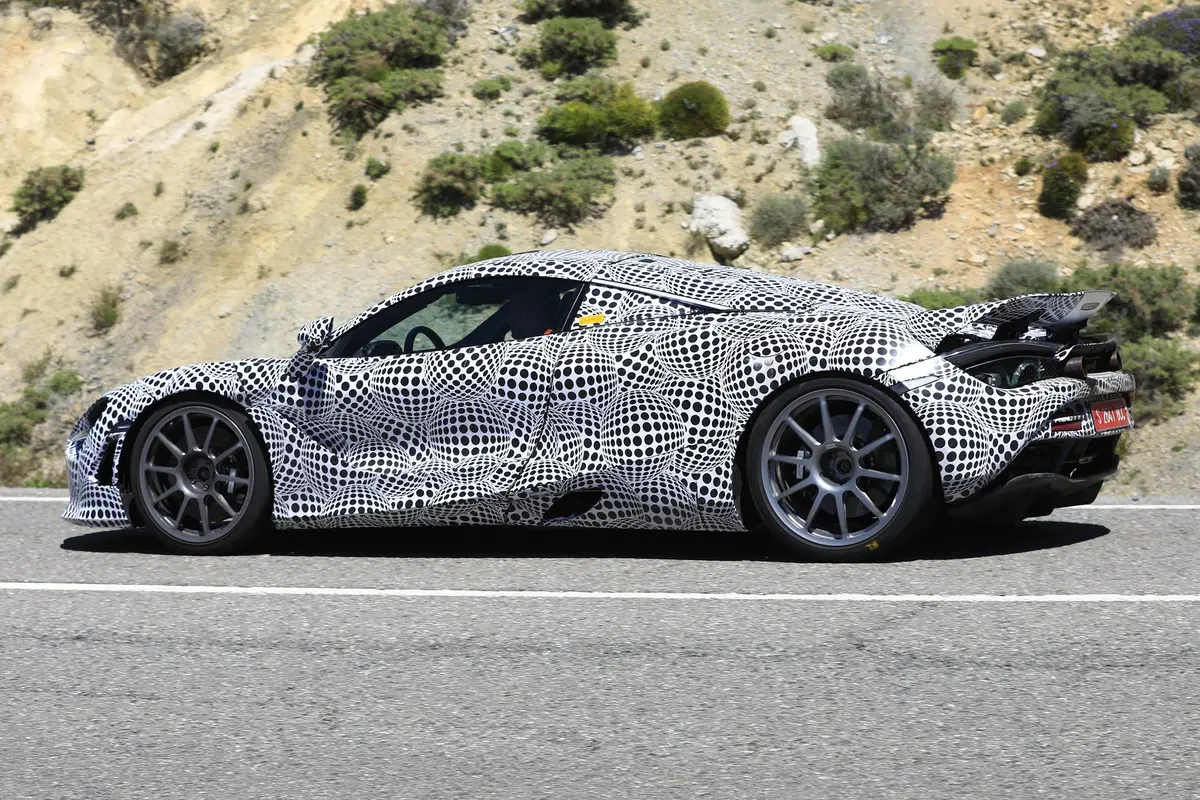 McLaren: avvistata la prima supercar ibrida [Foto spia] (9)