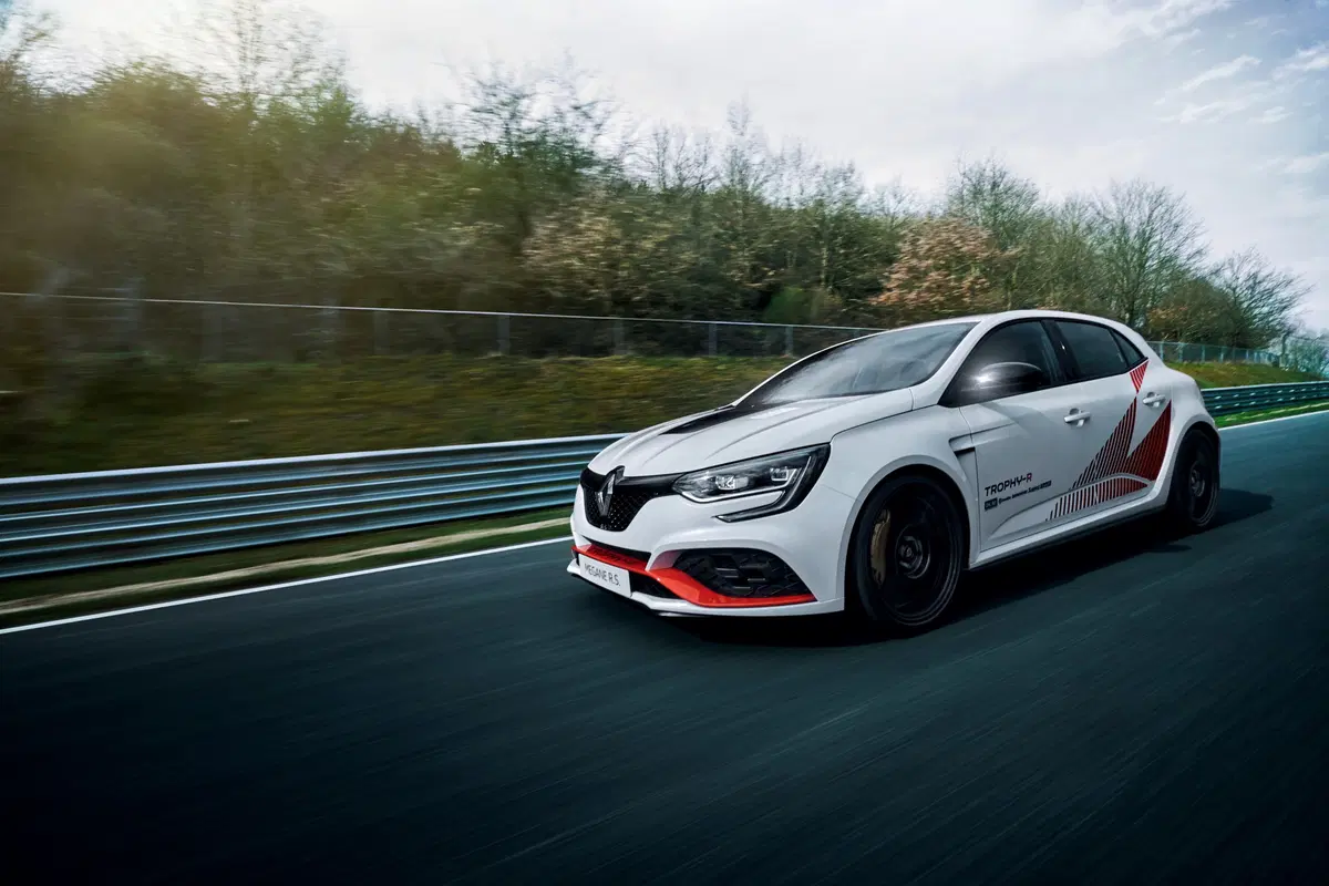 Megane R.S Trophy-R, la francese si riprende il record al Ring [Video]