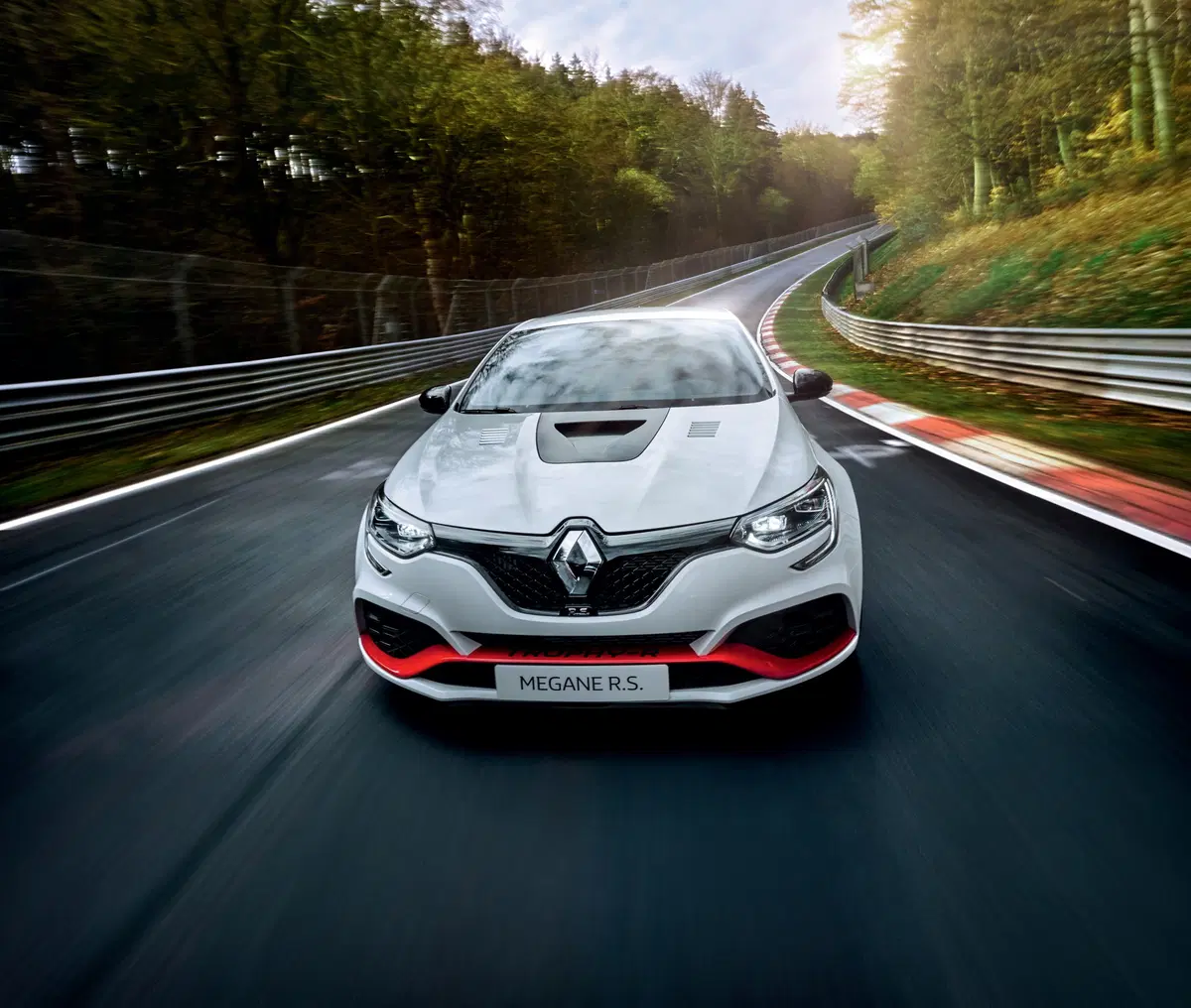 Megane R.S Trophy-R, la francese si riprende il record al Ring [Video] (3)