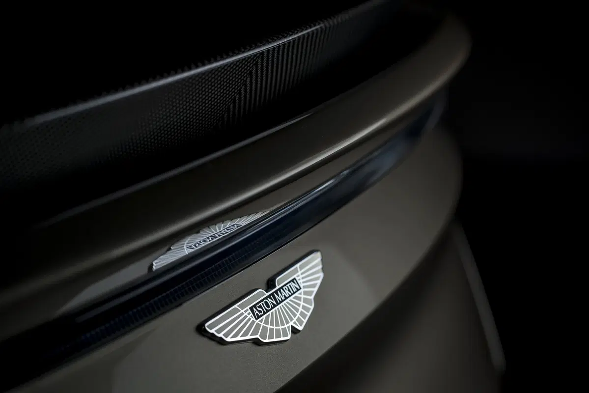 Aston Martin DBS Superleggera, l'edizione speciale dedicata a James Bond (4)