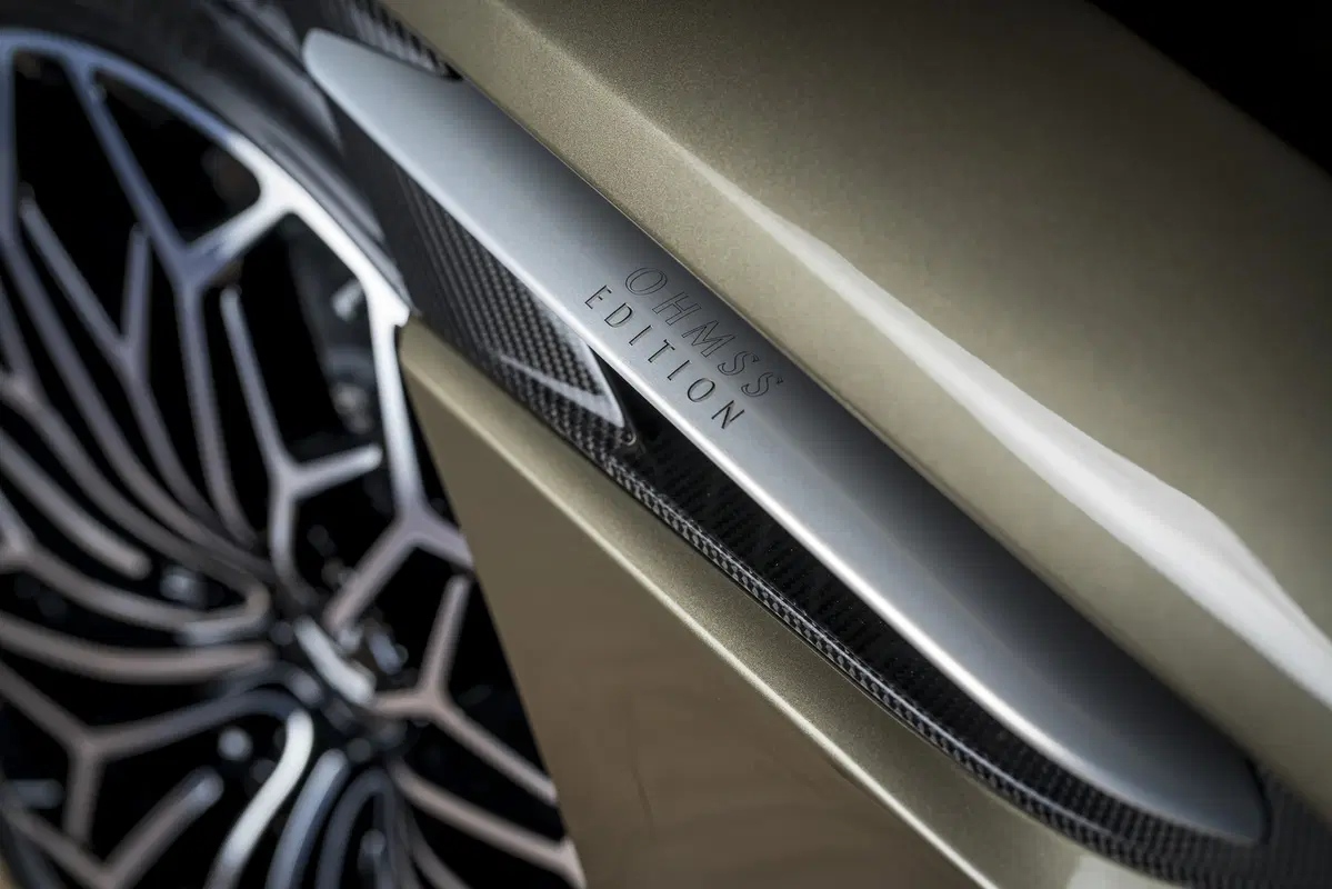 Aston Martin DBS Superleggera, l'edizione speciale dedicata a James Bond (5)
