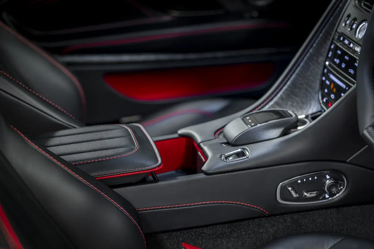 Aston Martin DBS Superleggera, l'edizione speciale dedicata a James Bond (8)