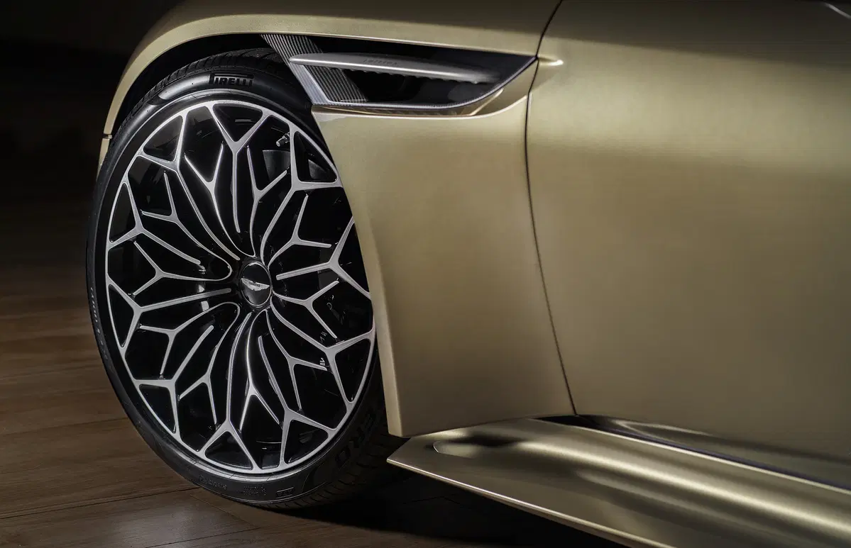 Aston Martin DBS Superleggera, l'edizione speciale dedicata a James Bond (11)