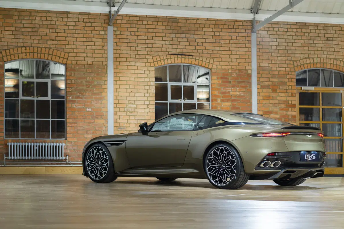 Aston Martin DBS Superleggera, l'edizione speciale dedicata a James Bond (12)