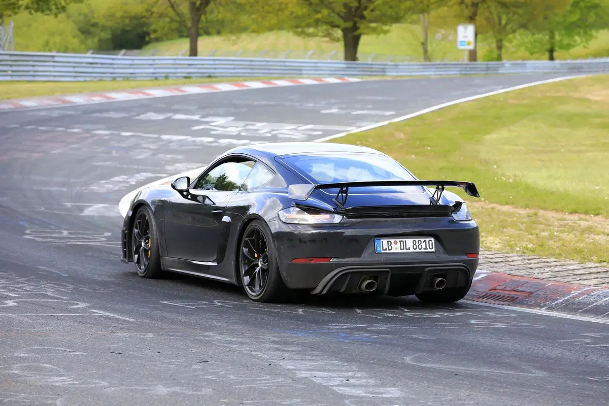 Porsche 718 Cayman GT4: eccola al Nürburgring [Foto spia] (3)