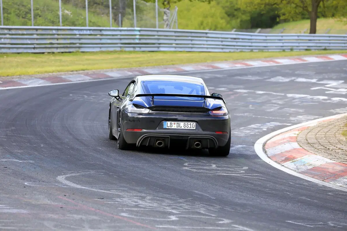 Porsche 718 Cayman GT4: eccola al Nürburgring [Foto spia] (6)