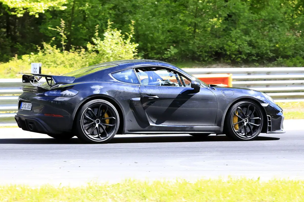 Porsche 718 Cayman GT4: eccola al Nürburgring [Foto spia] (8)