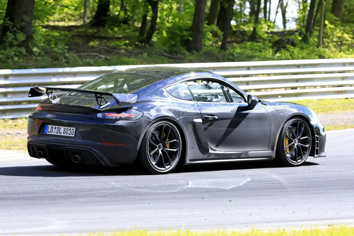 Porsche 718 Cayman GT4: eccola al Nürburgring [Foto spia] (11)