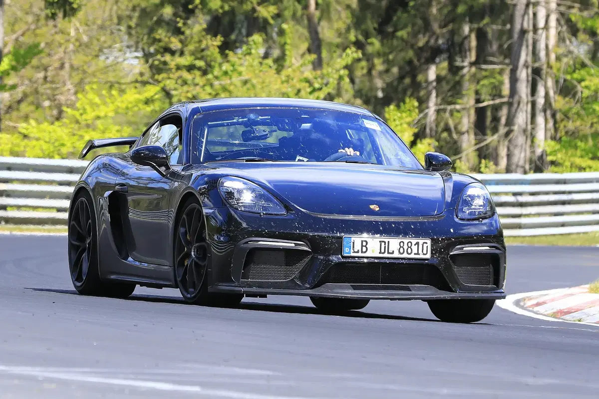 Porsche 718 Cayman GT4: eccola al Nürburgring [Foto spia] (9)